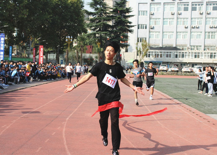 运动会——点燃激情  拼搏展现风采