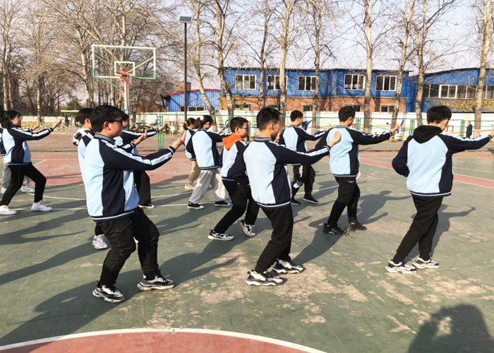 课间活动——人人参与  生气勃勃