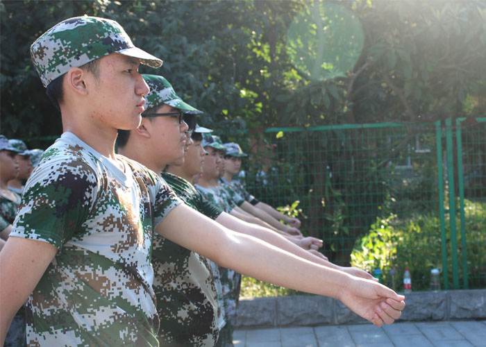 军训——坚韧不拔，勇往直前