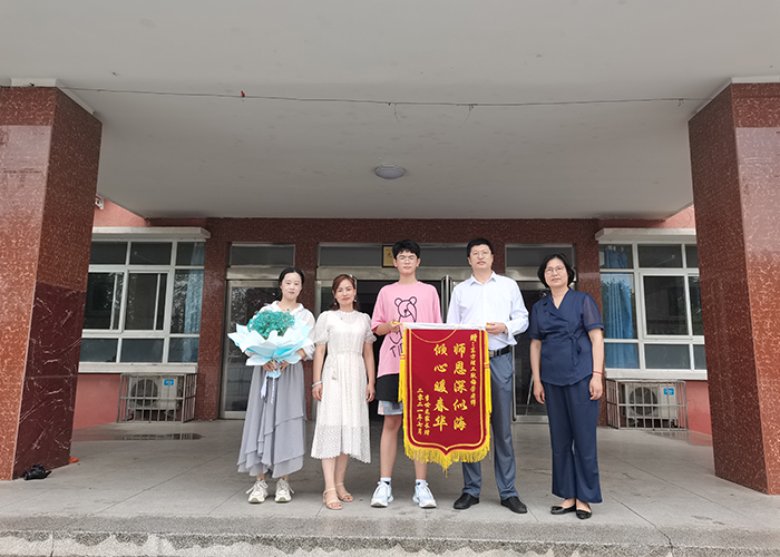 铭记恩师意 感恩母校情—洛阳市东方理工实验学校优秀毕业生向学校赠送锦旗