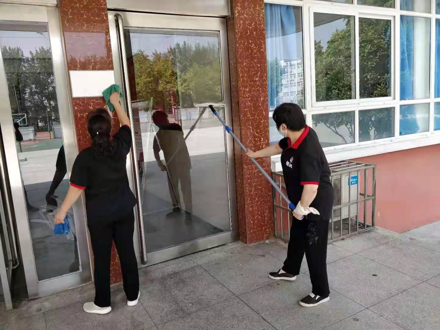 攻坚克难战酷暑 郁郁校园焕新颜——洛阳东方理工实验学校后勤处暑期集中开展校园综合保障工作