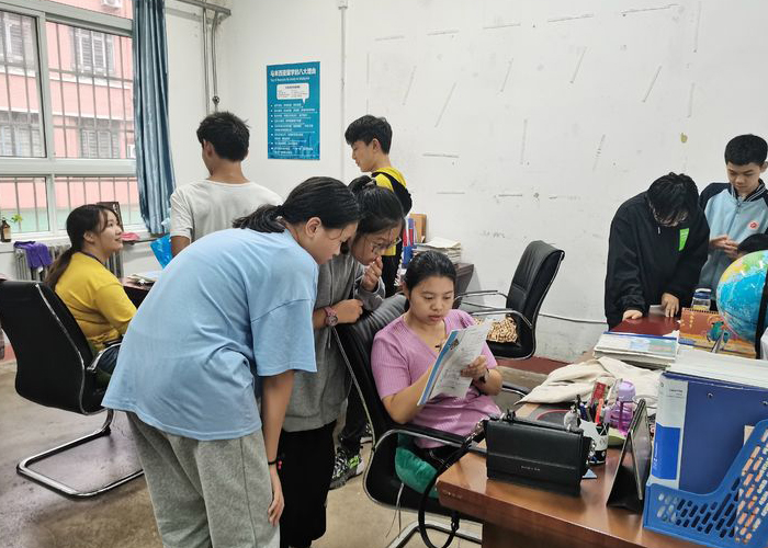 洛阳东方理工实验学校——秋意渐重 学意正浓