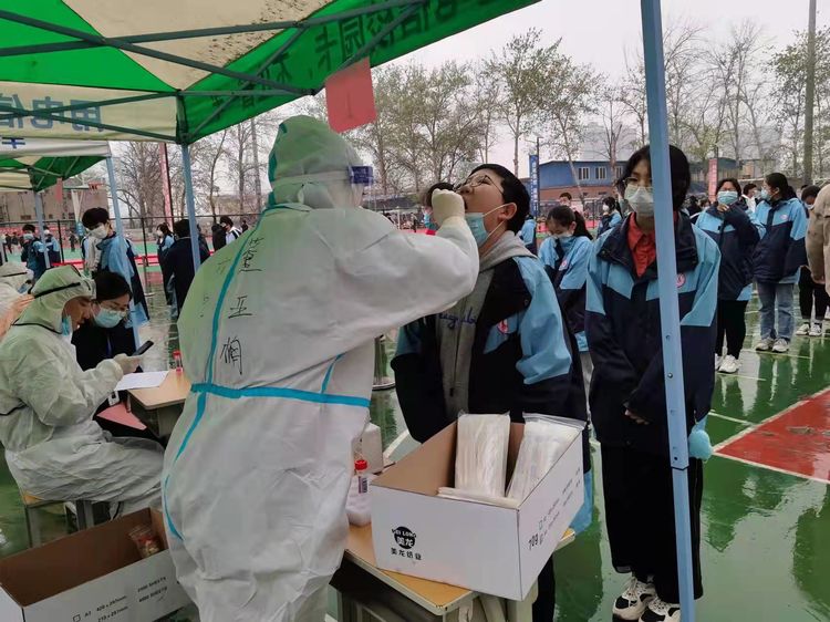 打赢疫情防控狙击战，确保师生健康与安全—洛阳东方理工实验学校全员核酸检测顺利完成