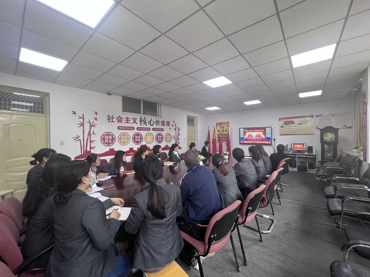 洛阳东方理工实验学校组织我校师生观看党的二十大开幕盛况