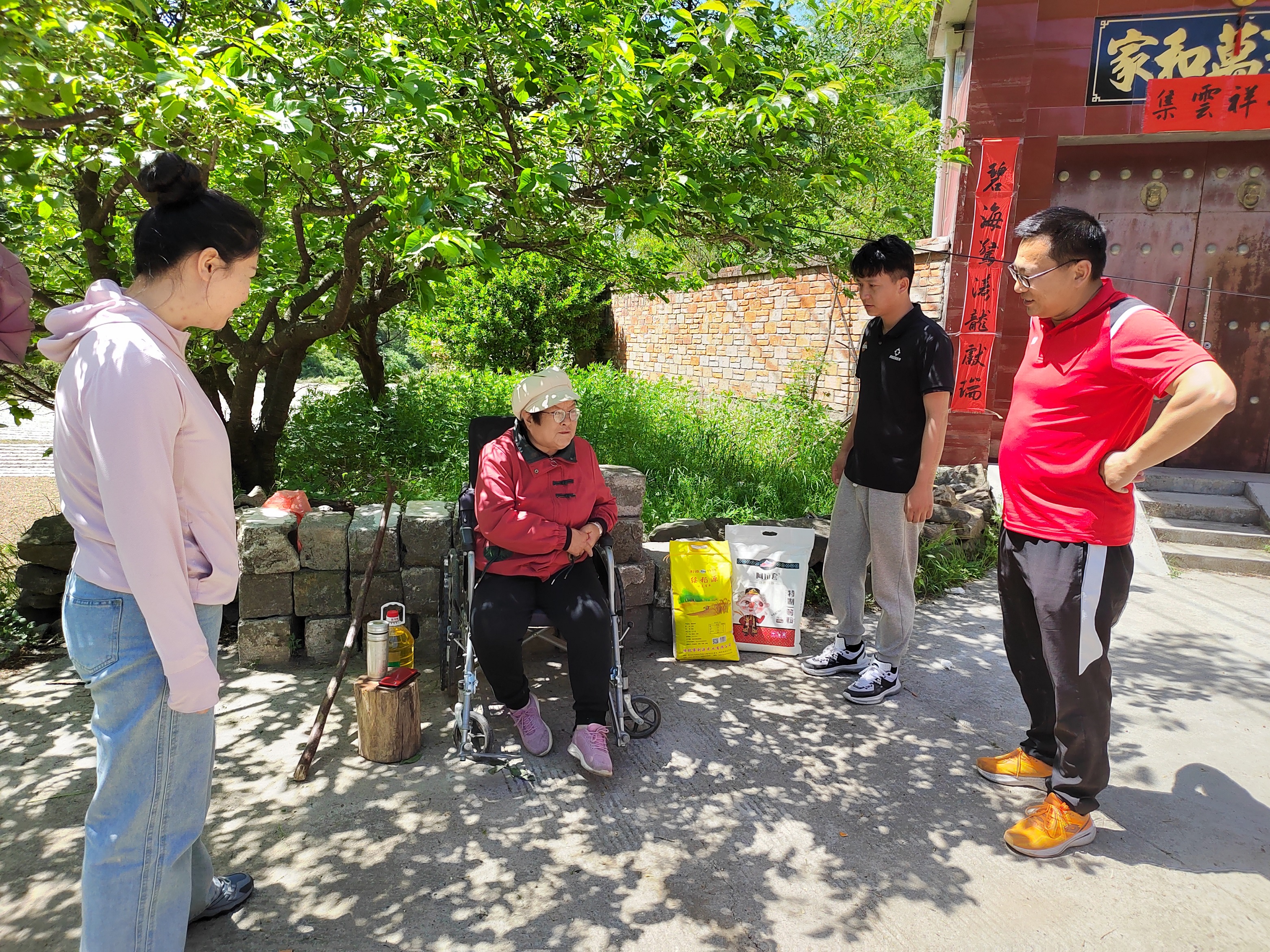 洛阳东方理工实验学校到栾川县冷水镇帮扶困难户